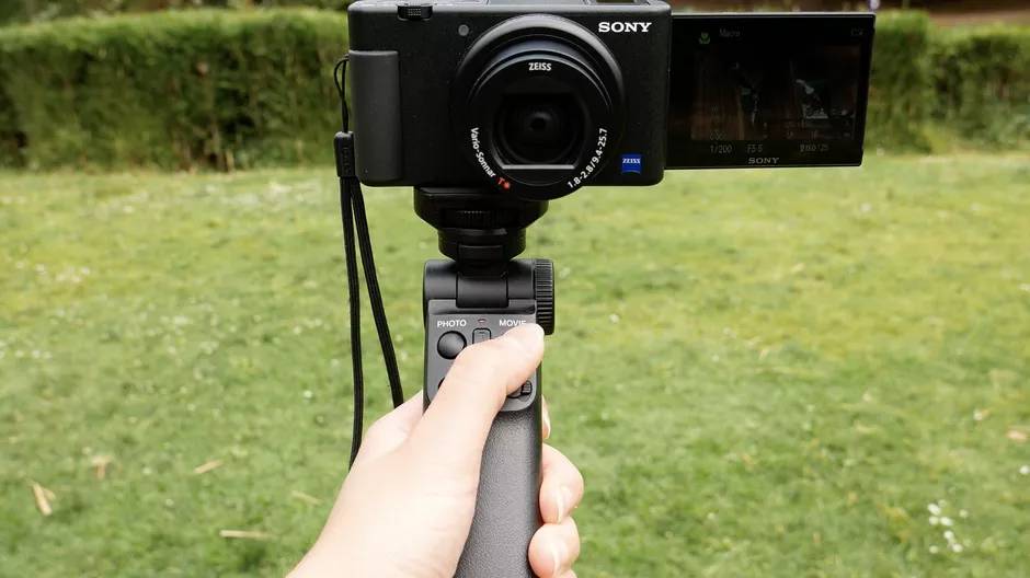 7 Top Features You Should Find in the Best Vlogging Camera